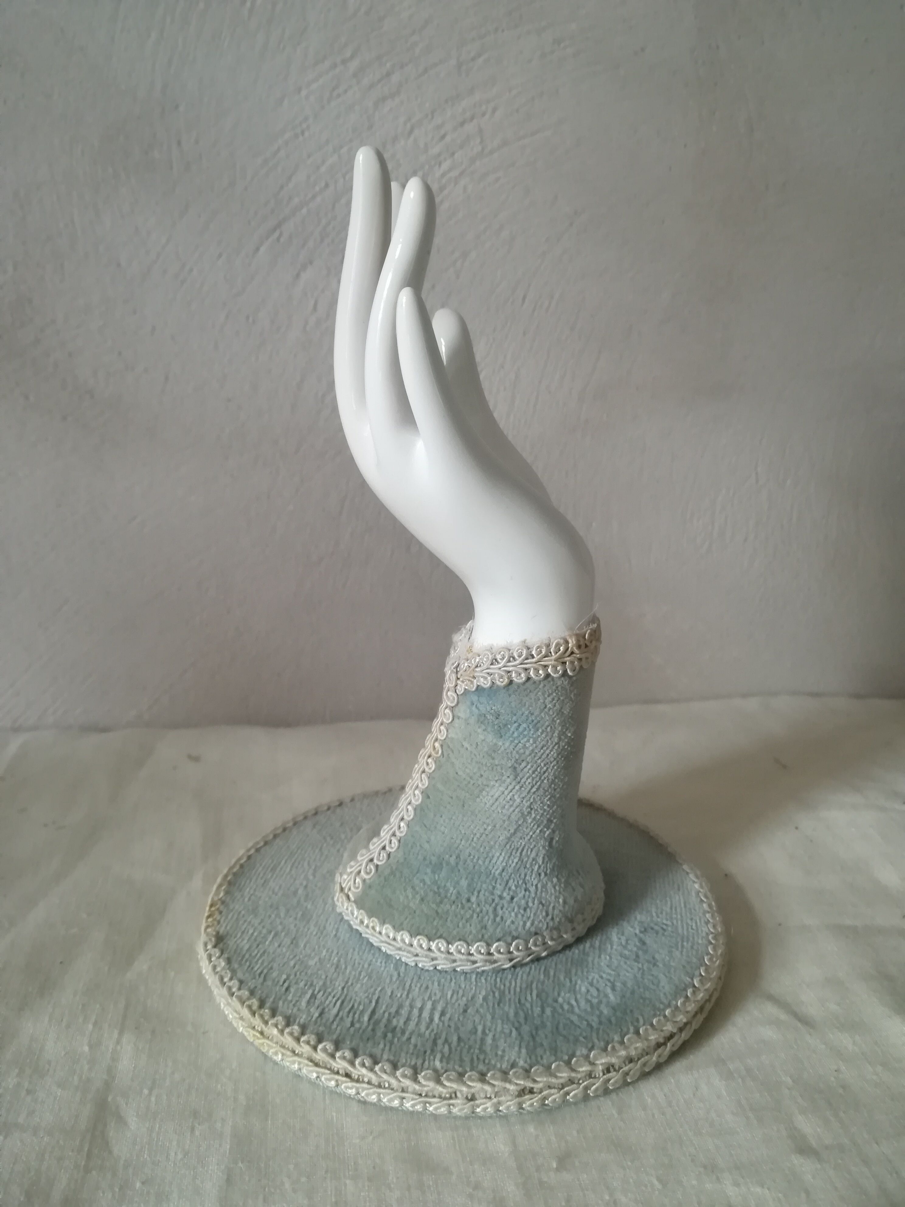 Baguier soliflore hand on pedestal