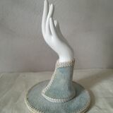 Baguier soliflore hand on pedestal
