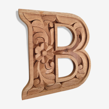 Initiale en bois sculptée "B"