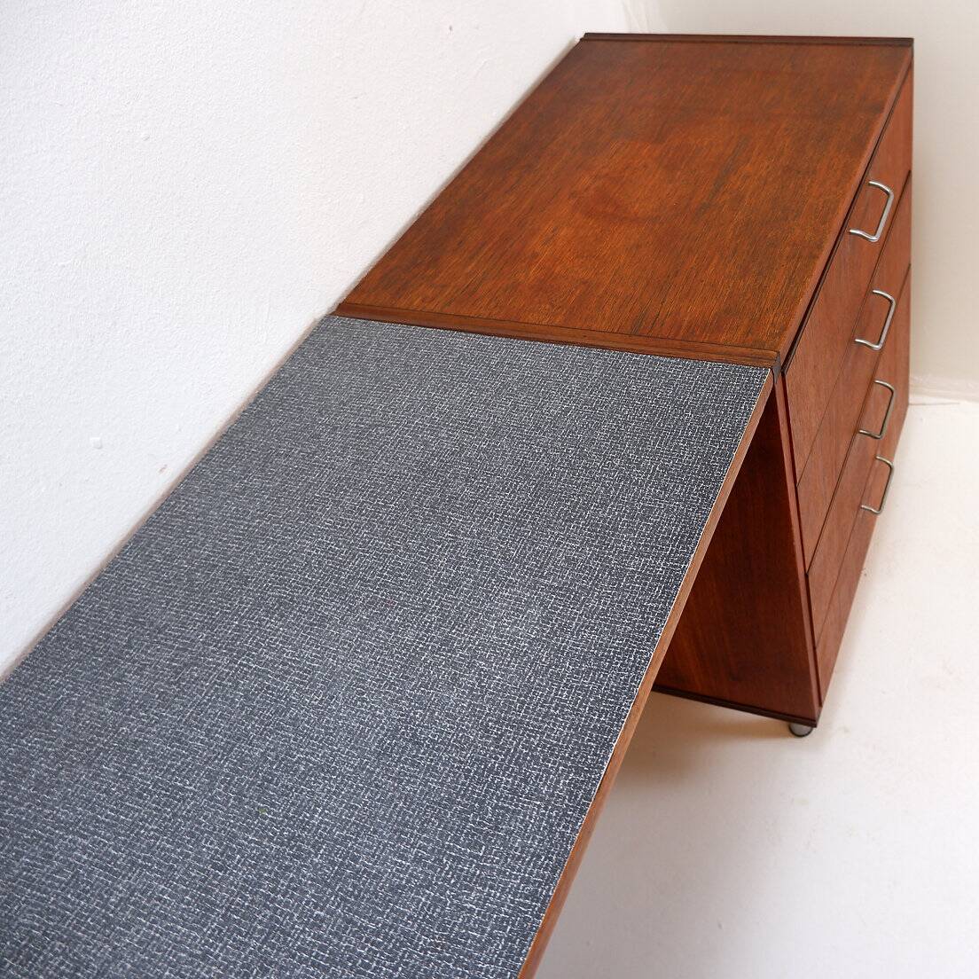 Pastoe composition with office space - 60'