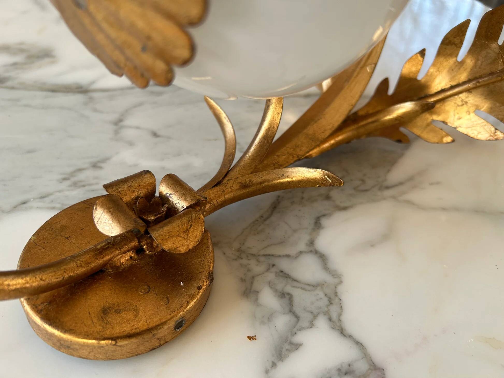 Pair of palm leaf wall lights in Hollywood Regency style with opaque globes by Hans Kögl, Germany, 1970s.