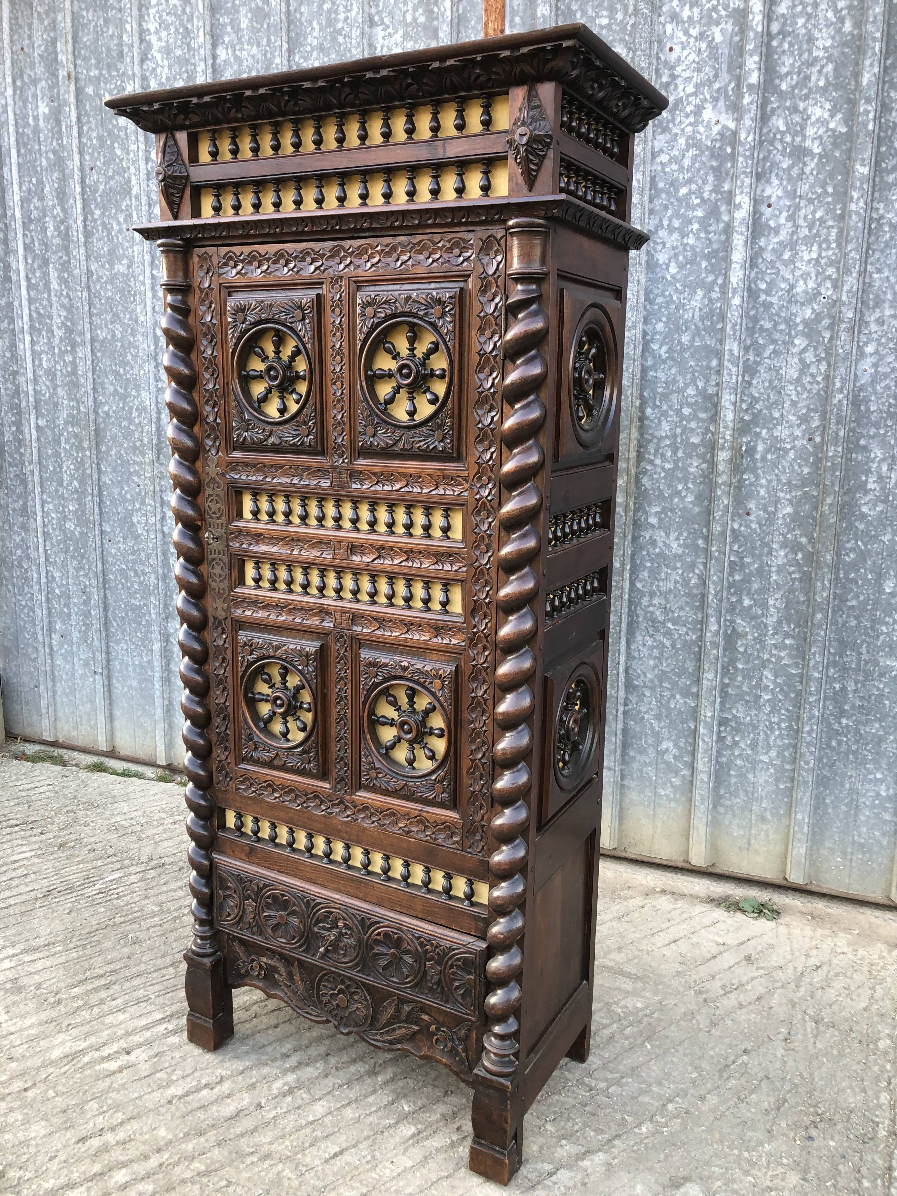 Breton bonnet cupboard in solid oak with 1 door and 1 drawer.