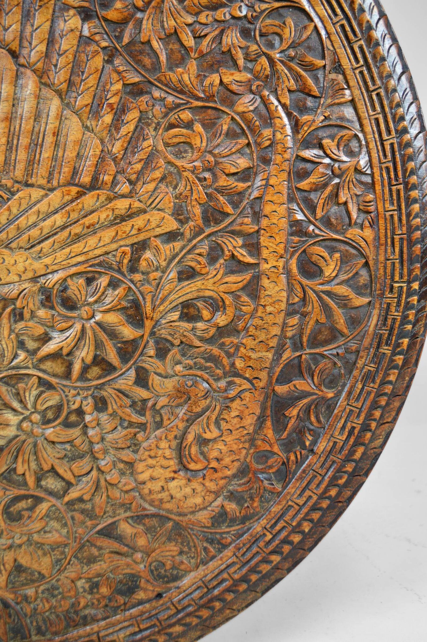 Table basse asiatique sculptée de dragons et de paons, Indonésie, début XXe