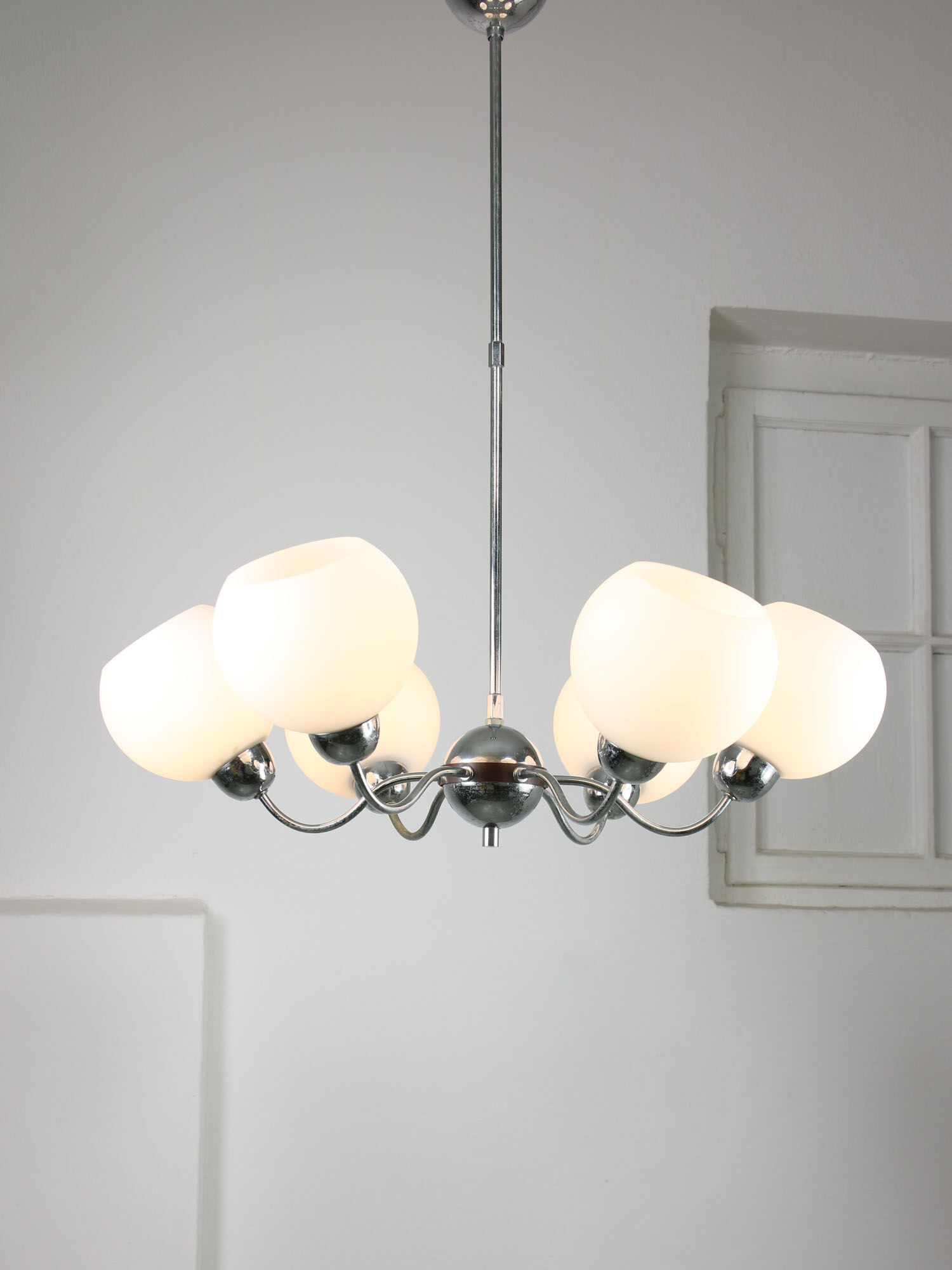Lustre italien en chrome et opalin du milieu du siècle