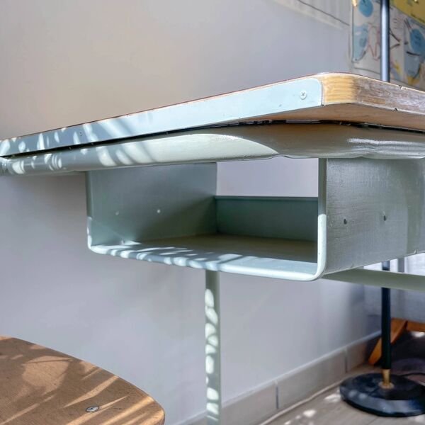 Bureau d’écolier vintage 1960 – Pupitre ancien en bois et métal vert d’eau – Mobilier scolaire rétro – Bureau enfant vintage