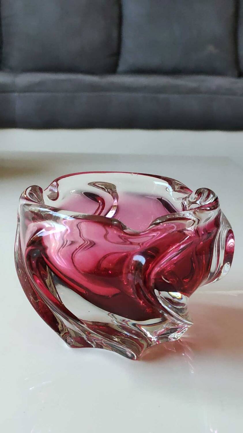 Ashtray/empty pocket, in blown Art glass, Murano/Italy. Organic floral shape. Pink tones