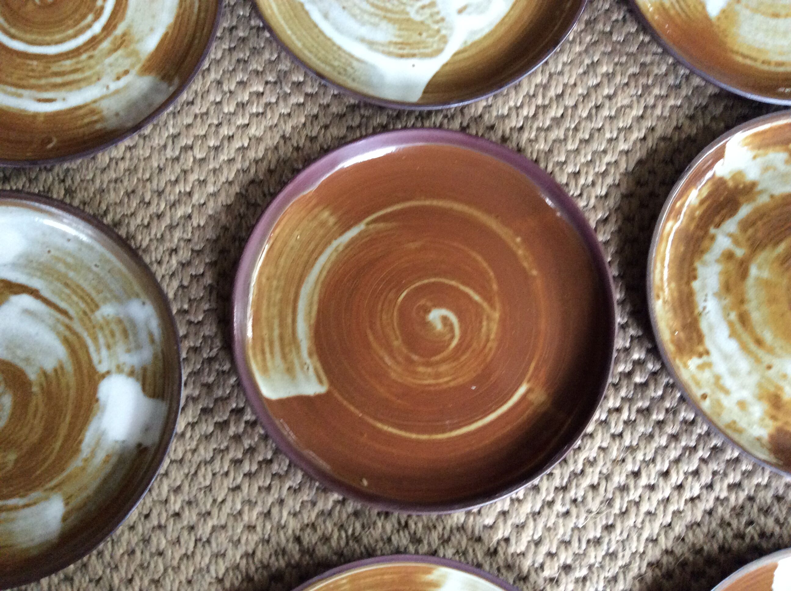 Série de 12 assiettes plates en grès