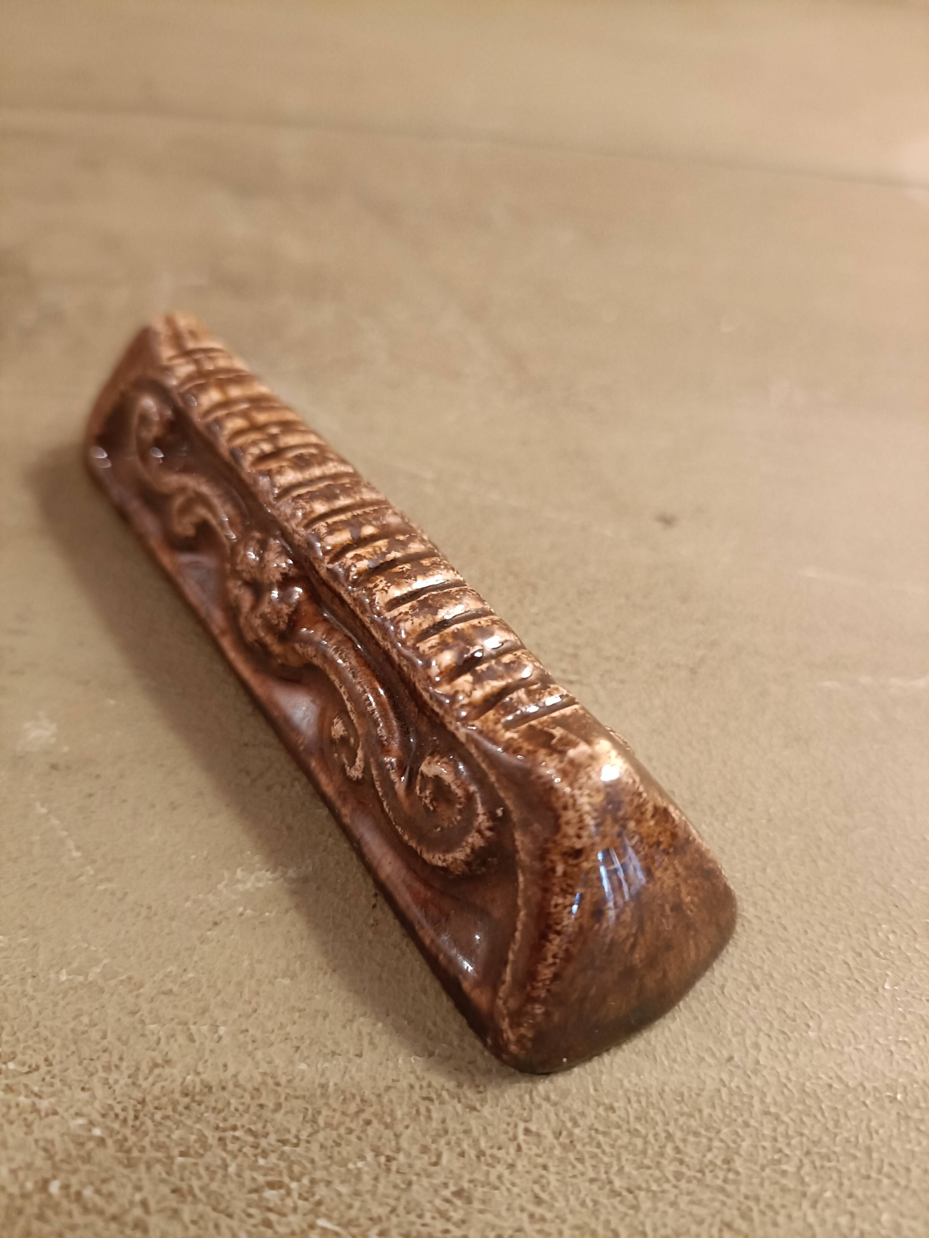 Ceramic slipware knife rest