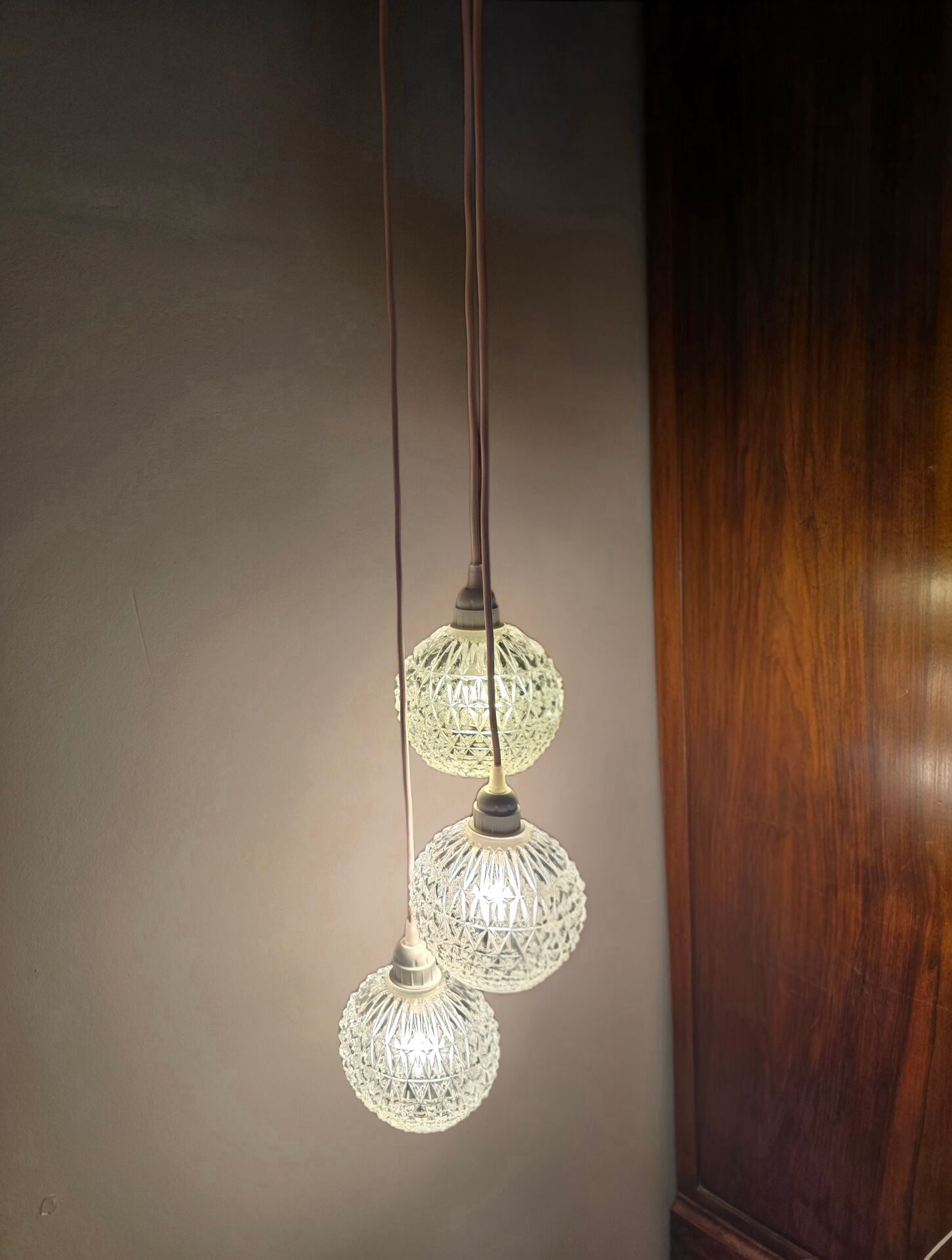 Suspension cascade three globes in cut glass vintage and pink wire