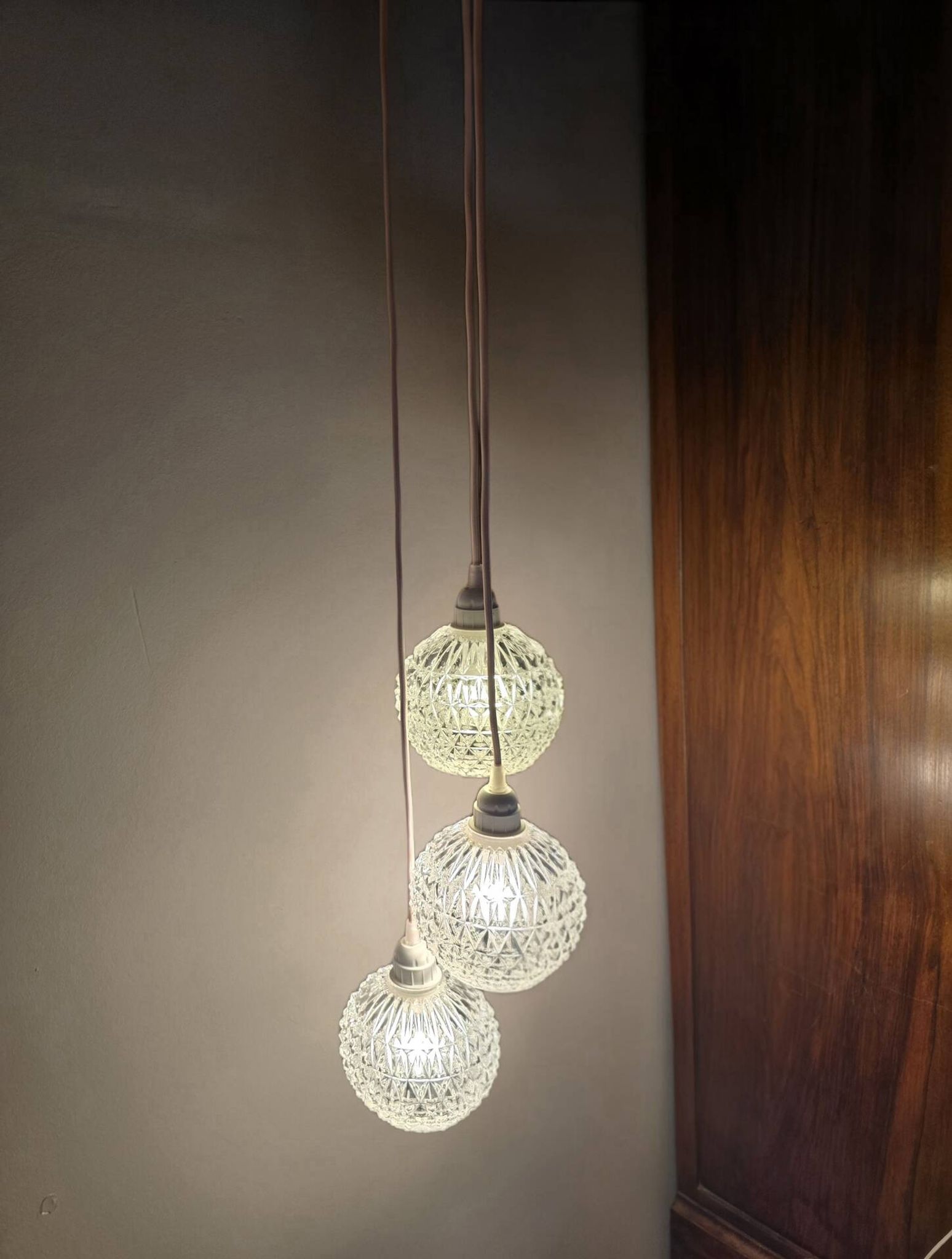 Suspension cascade three globes in cut glass vintage and pink wire