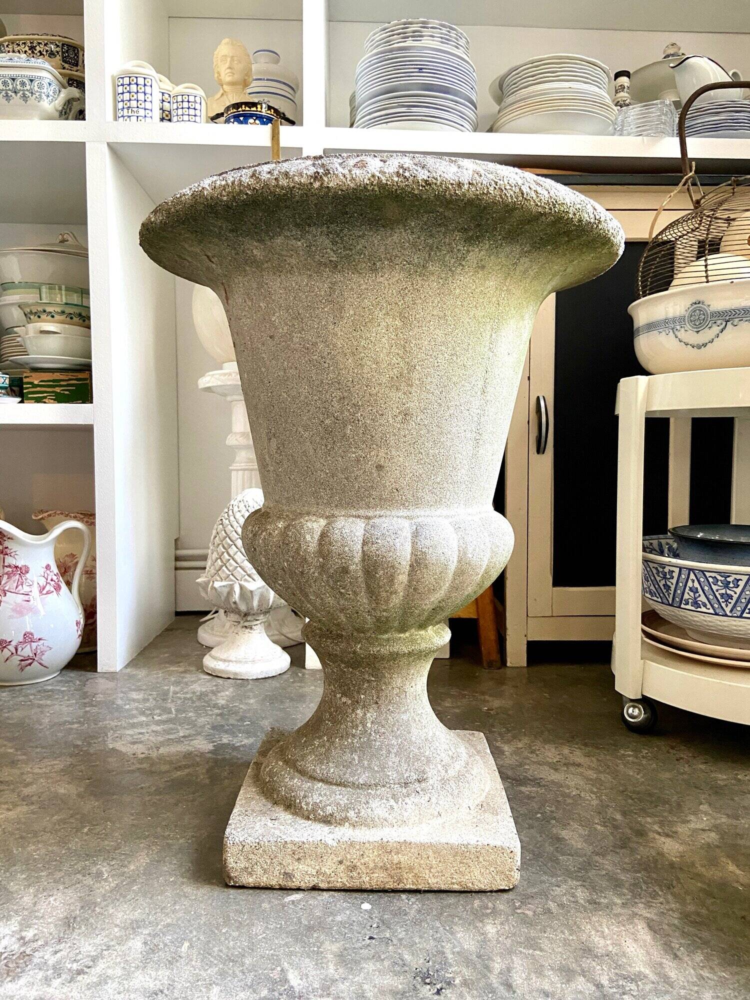 Medici pot in beige reconstituted stone