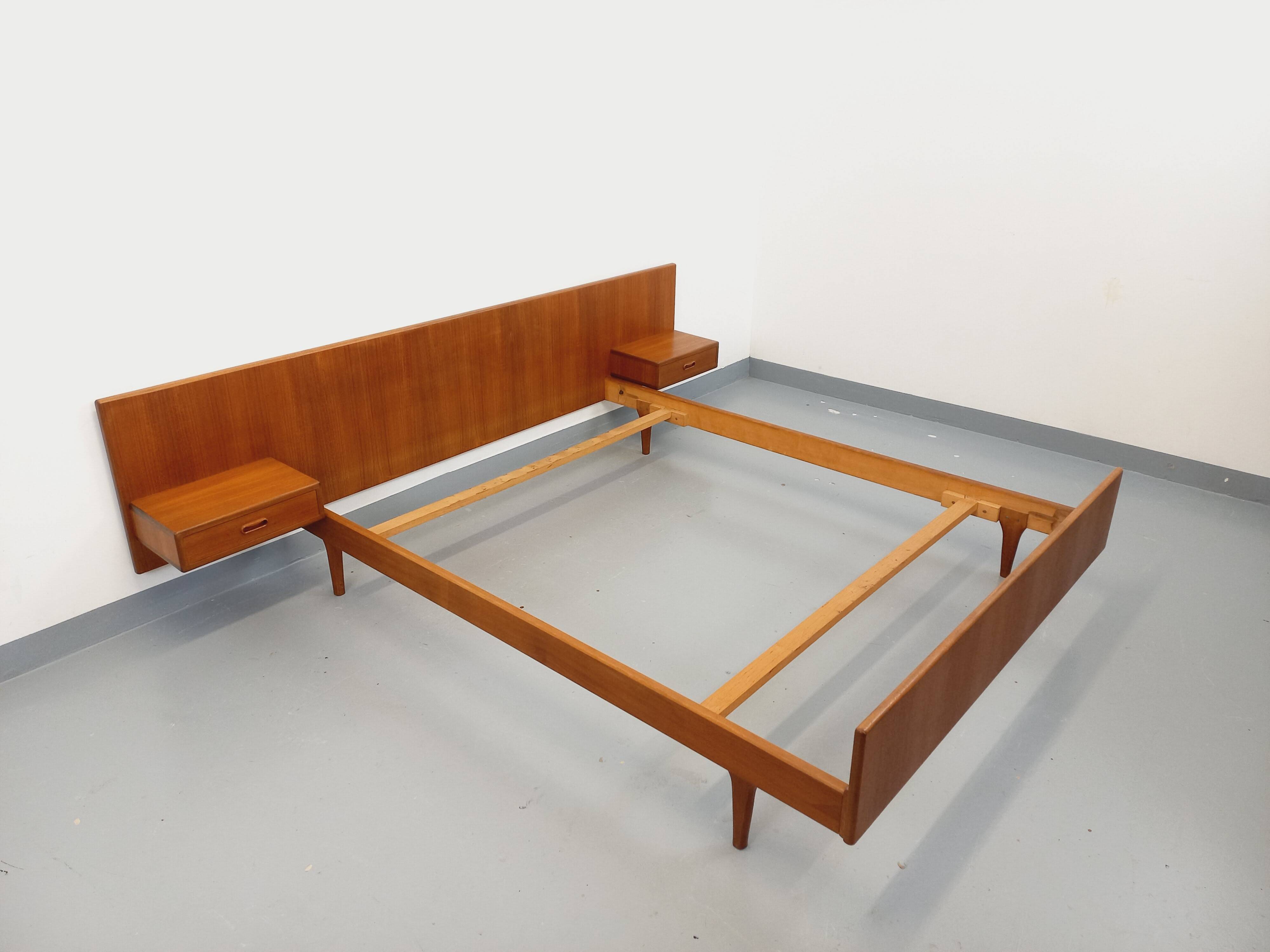 Lit double vintage scandinave en teck des années 60 avec chevets intégrés