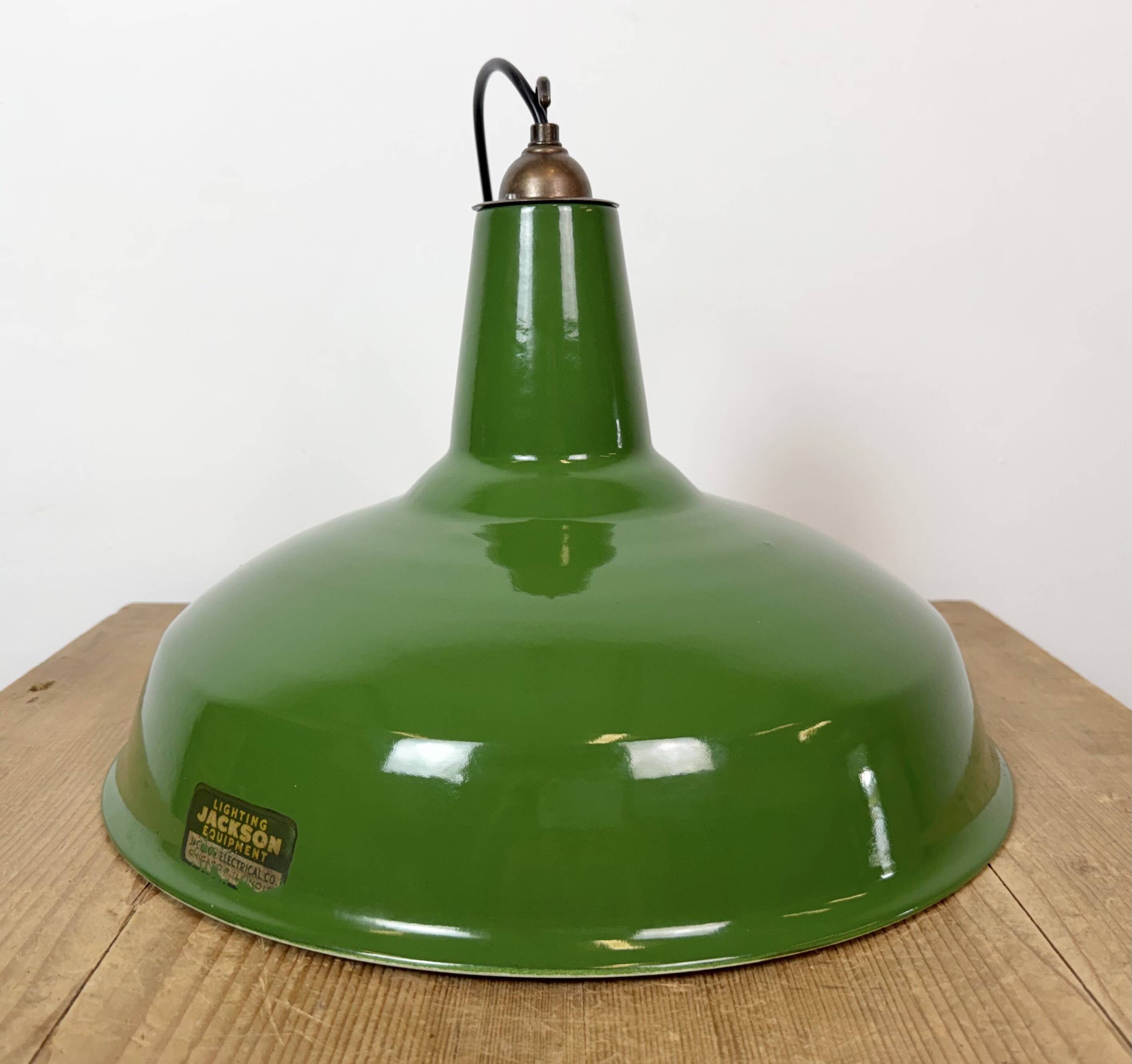 Lampe suspendue en émail vert industriel de Jackson Electrical Co., années 1960.