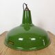 Lampe suspendue en émail vert industriel de Jackson Electrical Co., années 1960.
