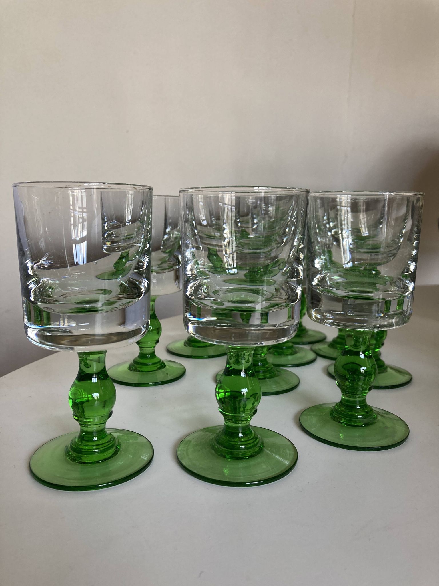 Set de 12 verres gobelets massifs à pied 1960