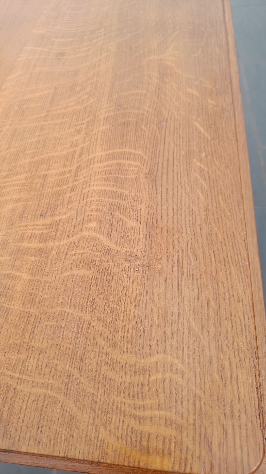 Table scandinave en chêne – 110 × 90 cm