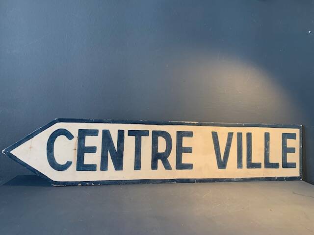 Panneau de signalisation vintage, en bois peint, centre ville.