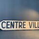 Panneau de signalisation vintage, en bois peint, centre ville.