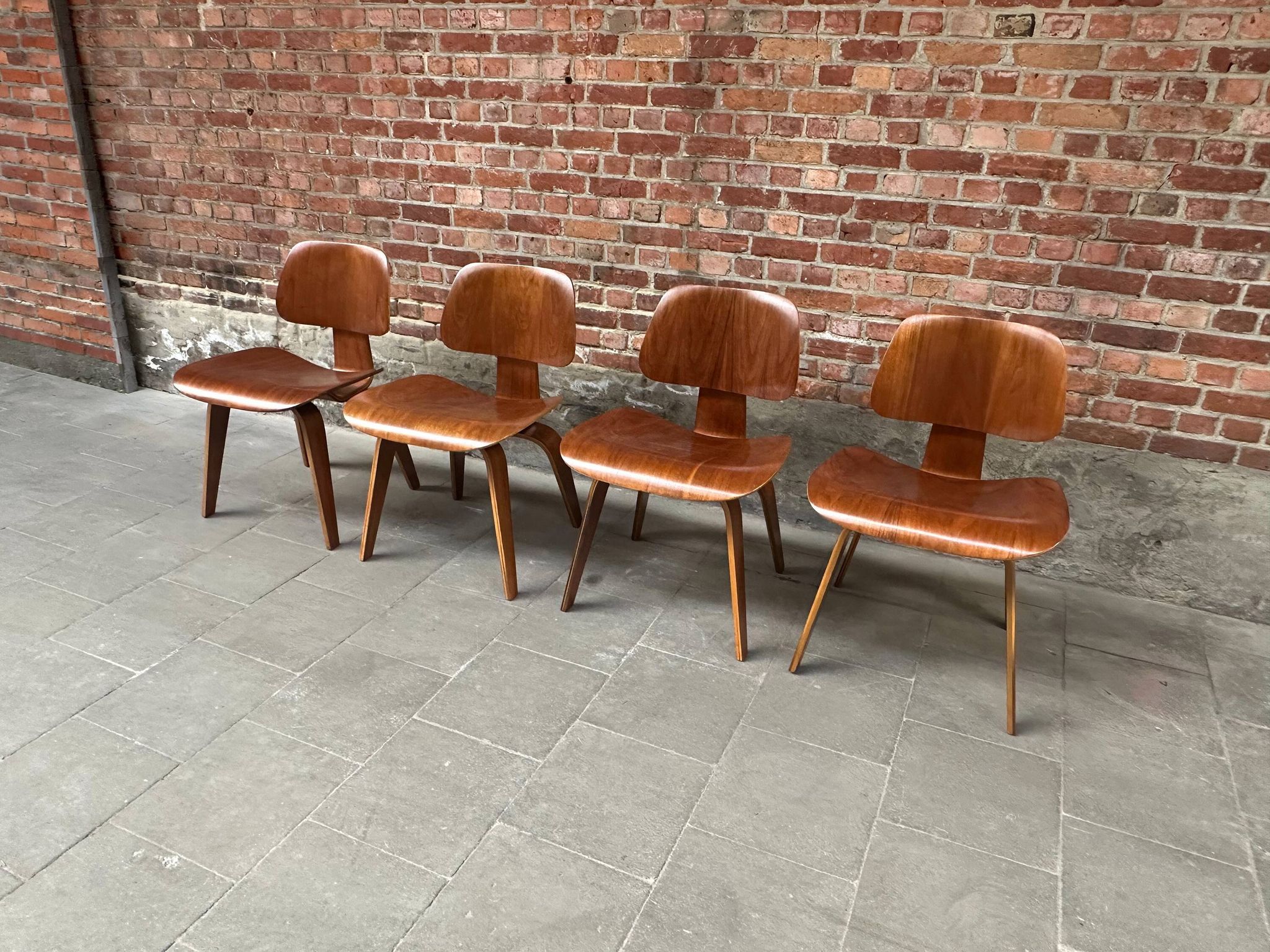 Set of 4 DCW chairs in walnut, Charles & Ray Eames, Herman Miller, 1950s