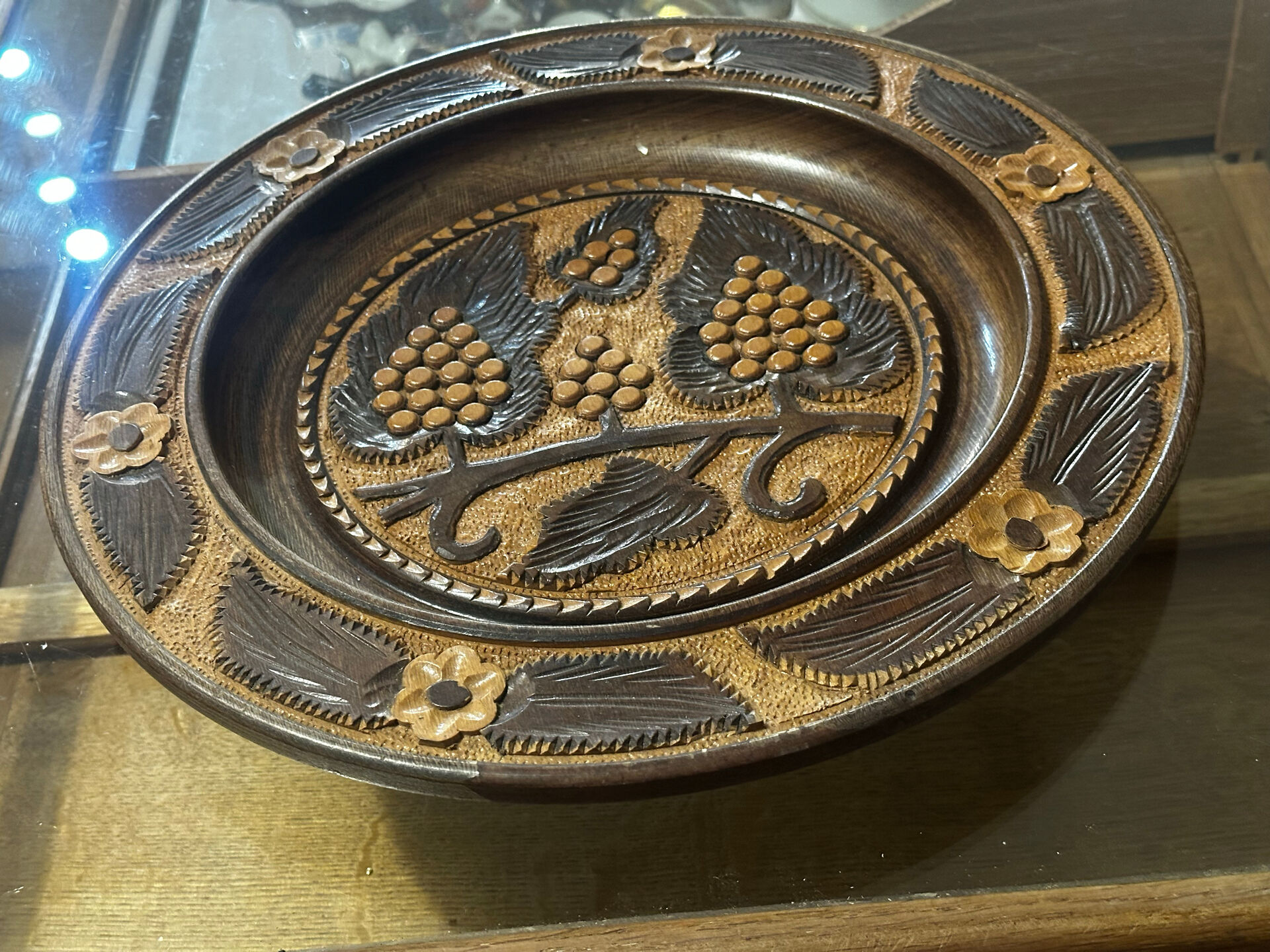 Carved wooden fruit bowl – Centrepiece with grape decoration