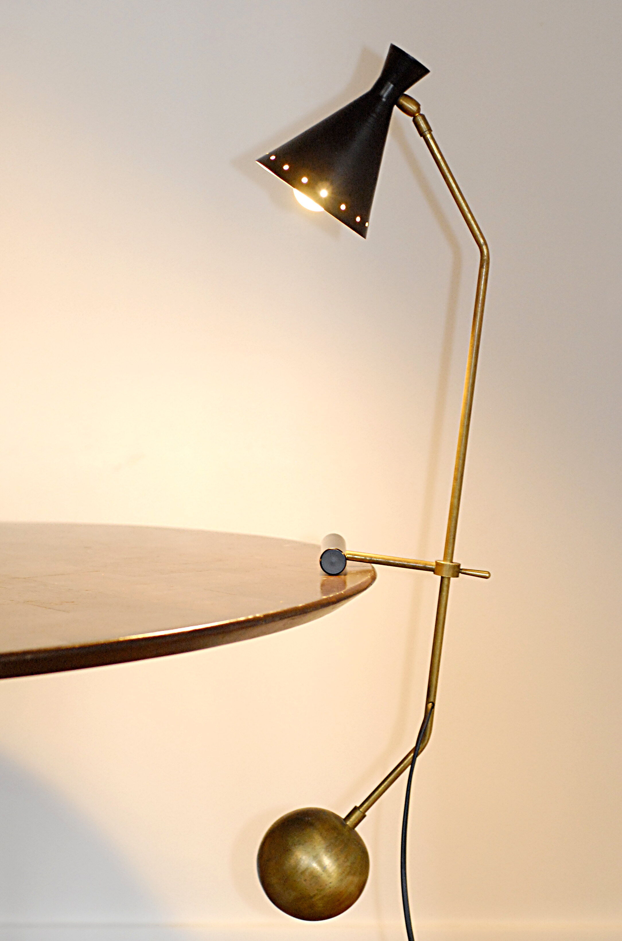 Diabolo in counterweight table lamp