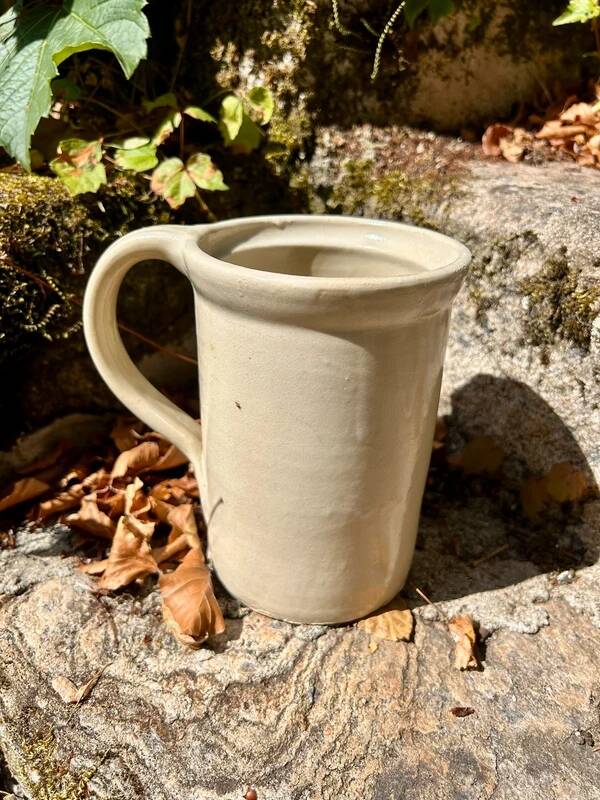 Ceramic pot with handle