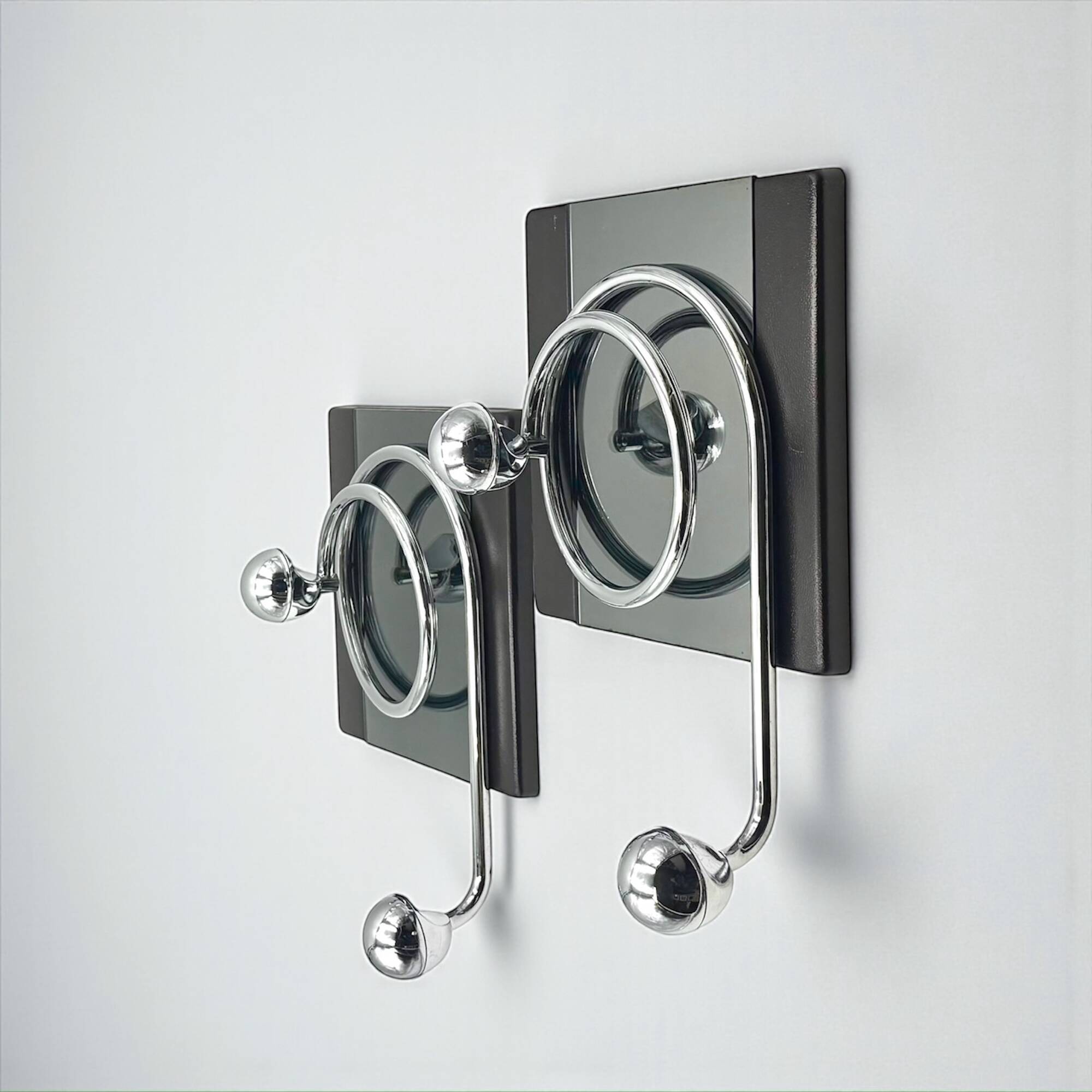 Paire de patères Space Age italiennes avec miroir Goffredo Reggiani des années.