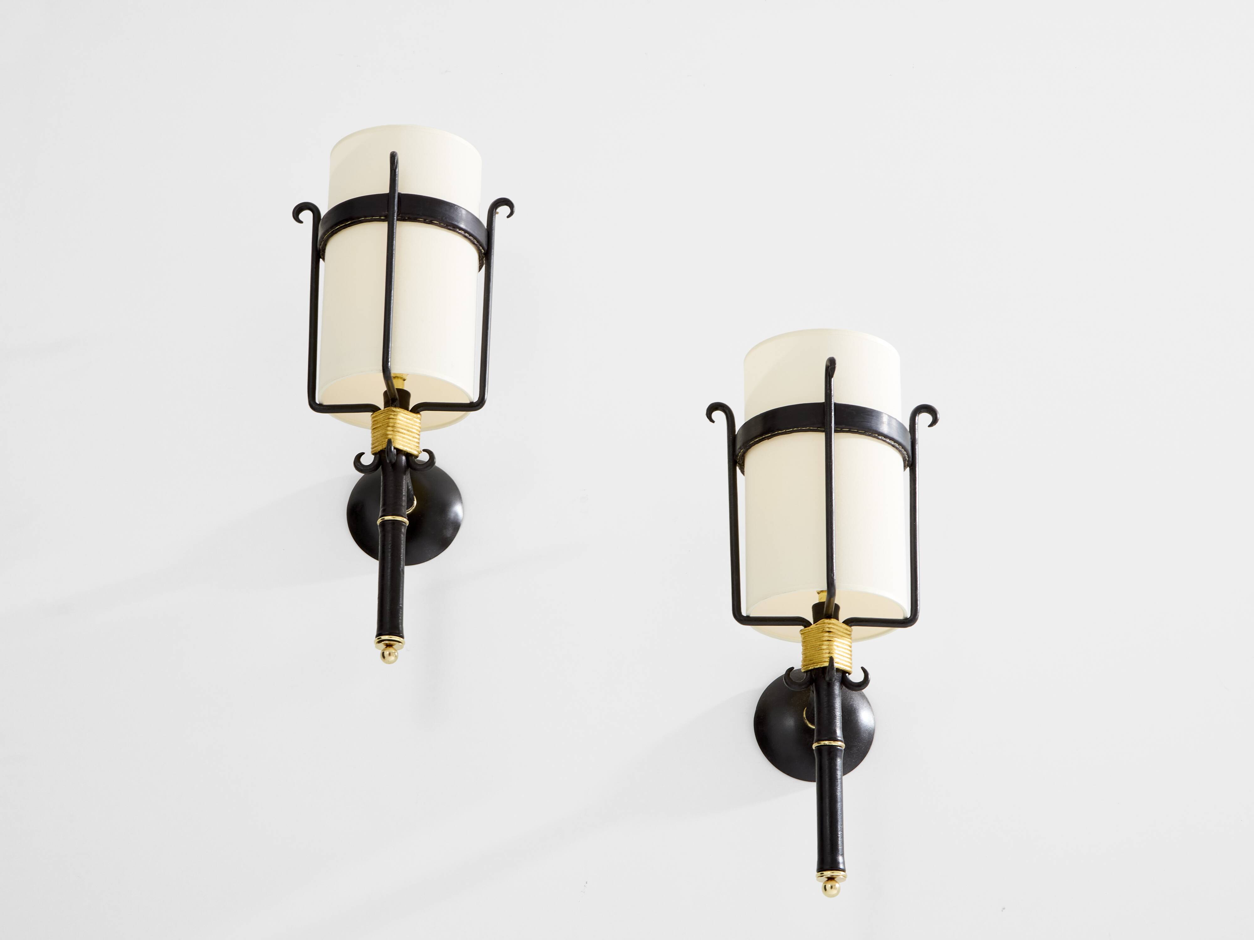 paire d’appliques cuir noir fer forgé et laiton 1950
