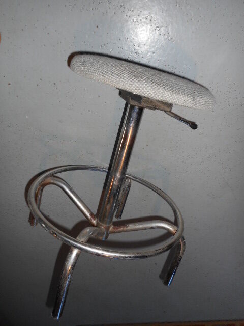 Undue adjustable stool. Kor