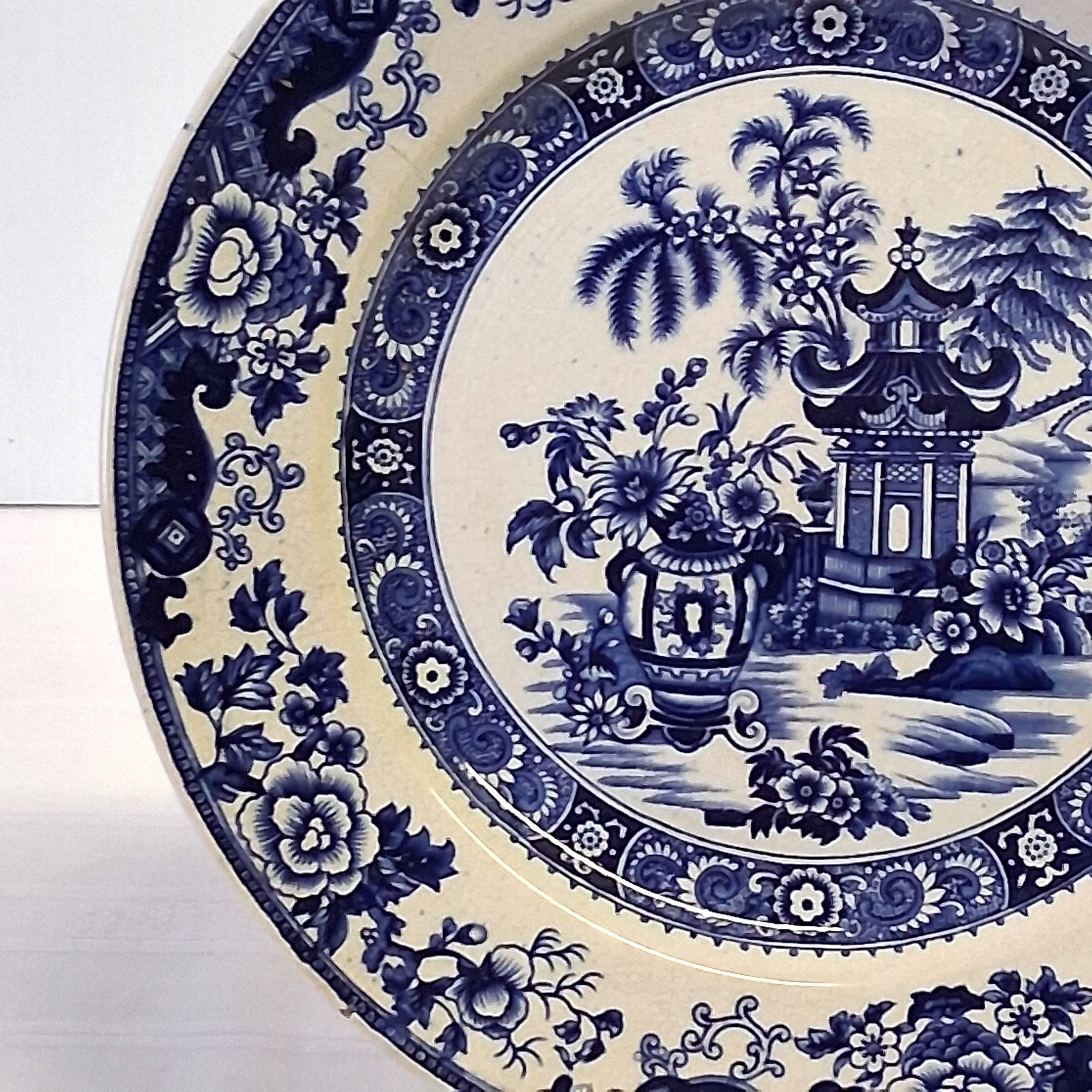 Antique flat plate from Creil and Montereau in good condition