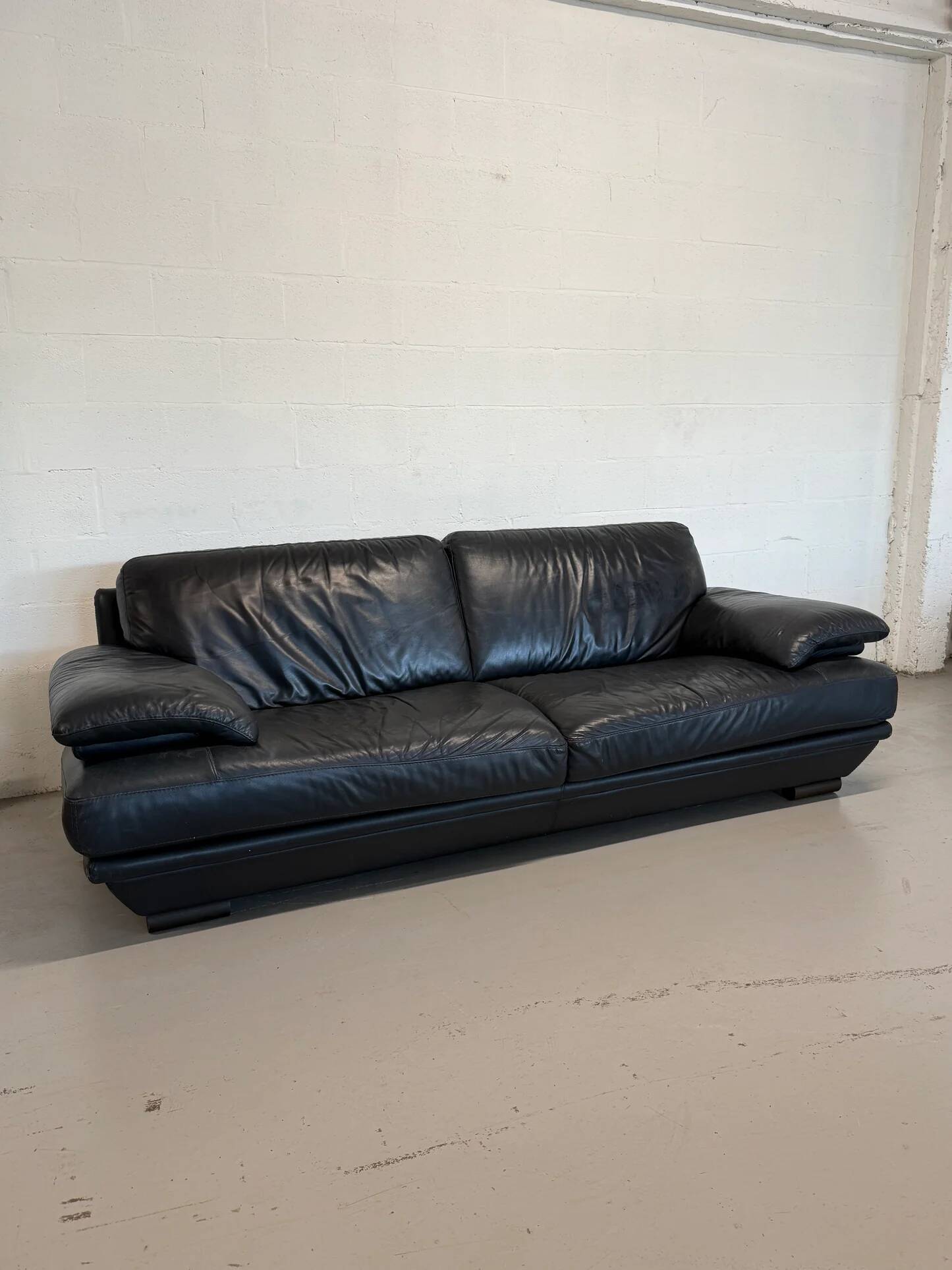 3-seater navy blue leather sofa by Natuzzi