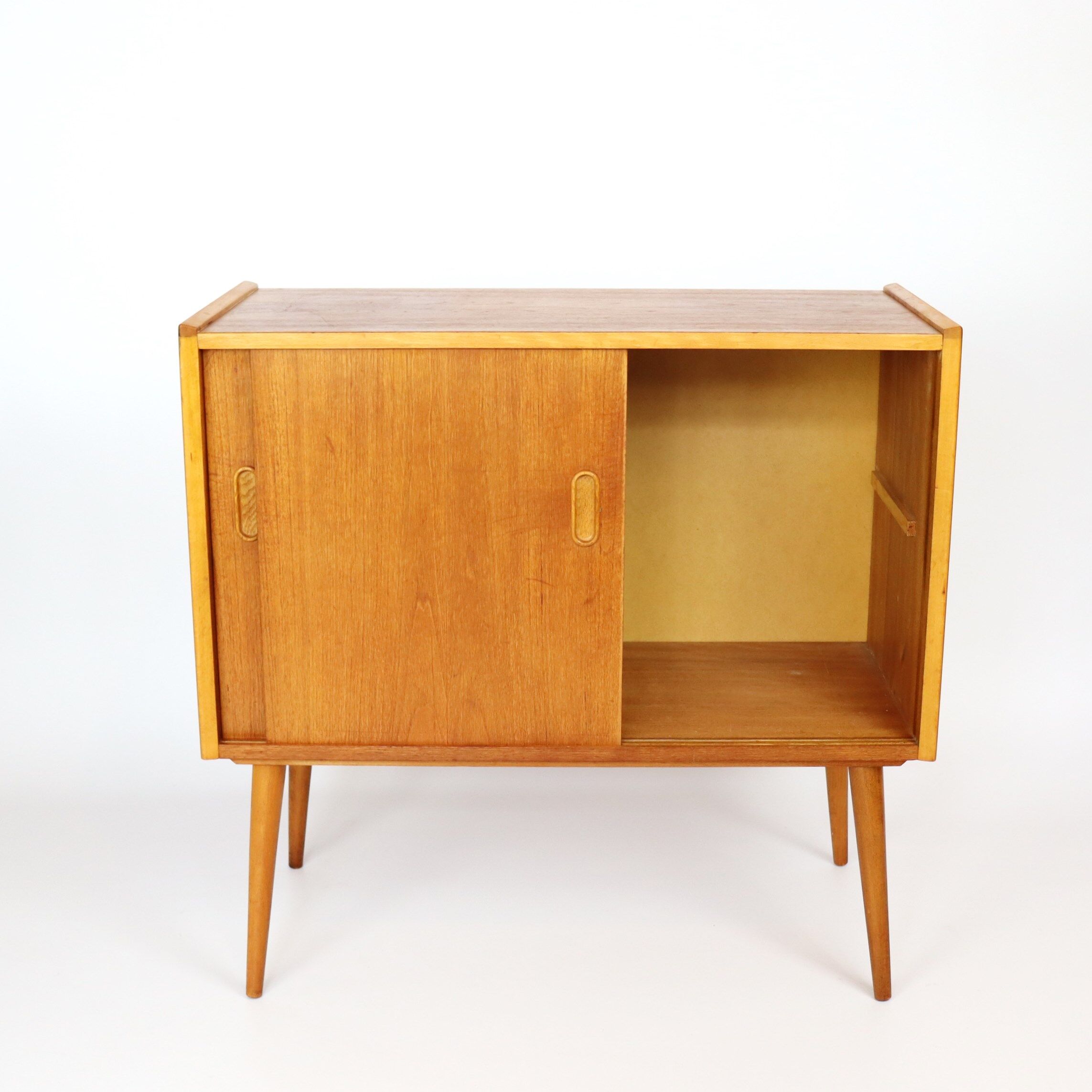 Buffet in teak feet compass