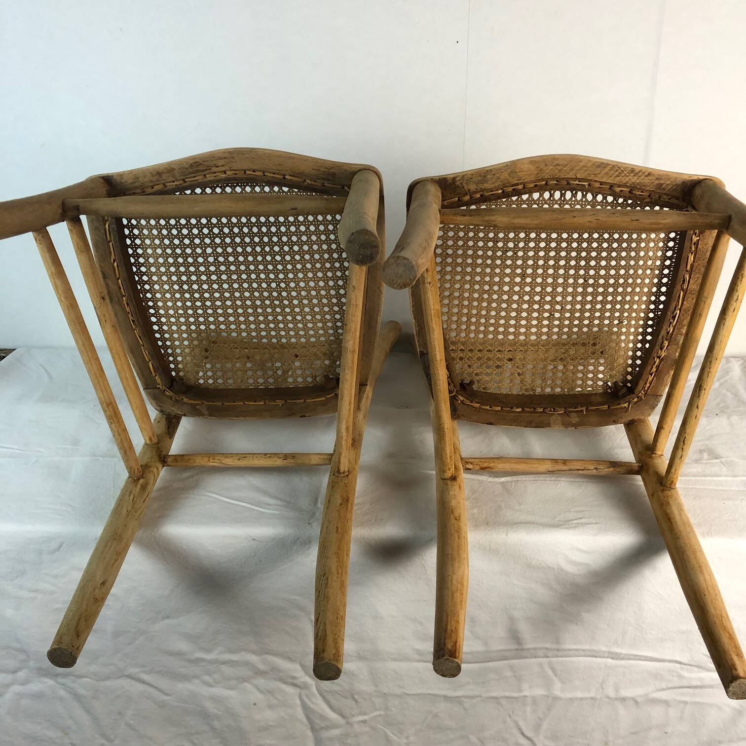 Paire de chaises cannées en bois clair