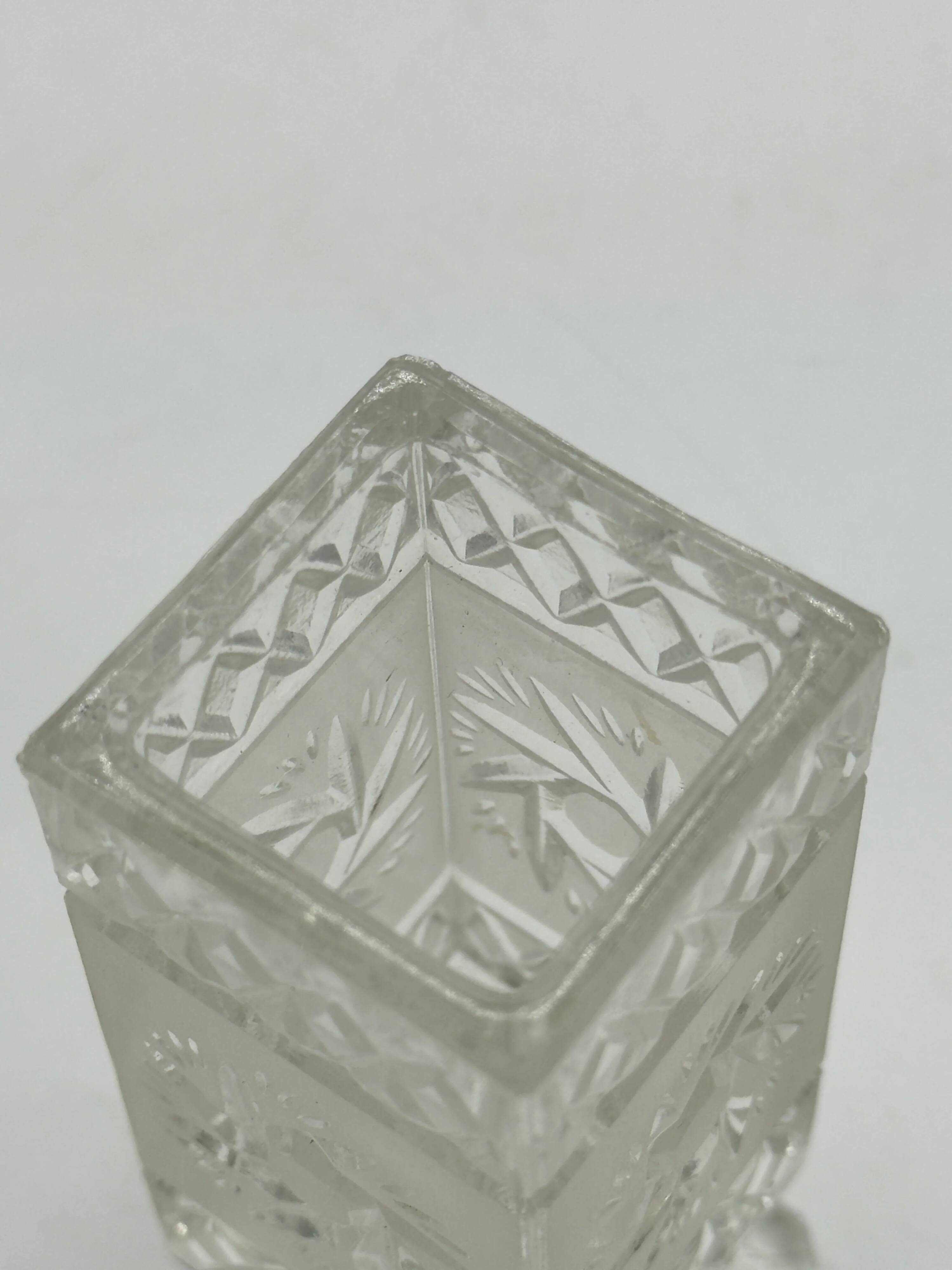 Vase vintage sur pied en verre taillé et dépoli