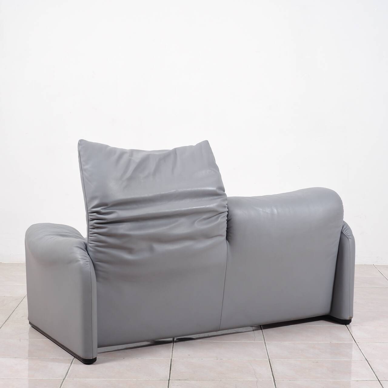 „Maralunga“ leather 2-seater sofa by Vico Magistretti for Cassina, Italy