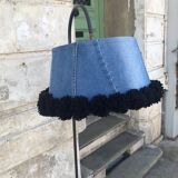 Reading light with scoubidou magazine holder