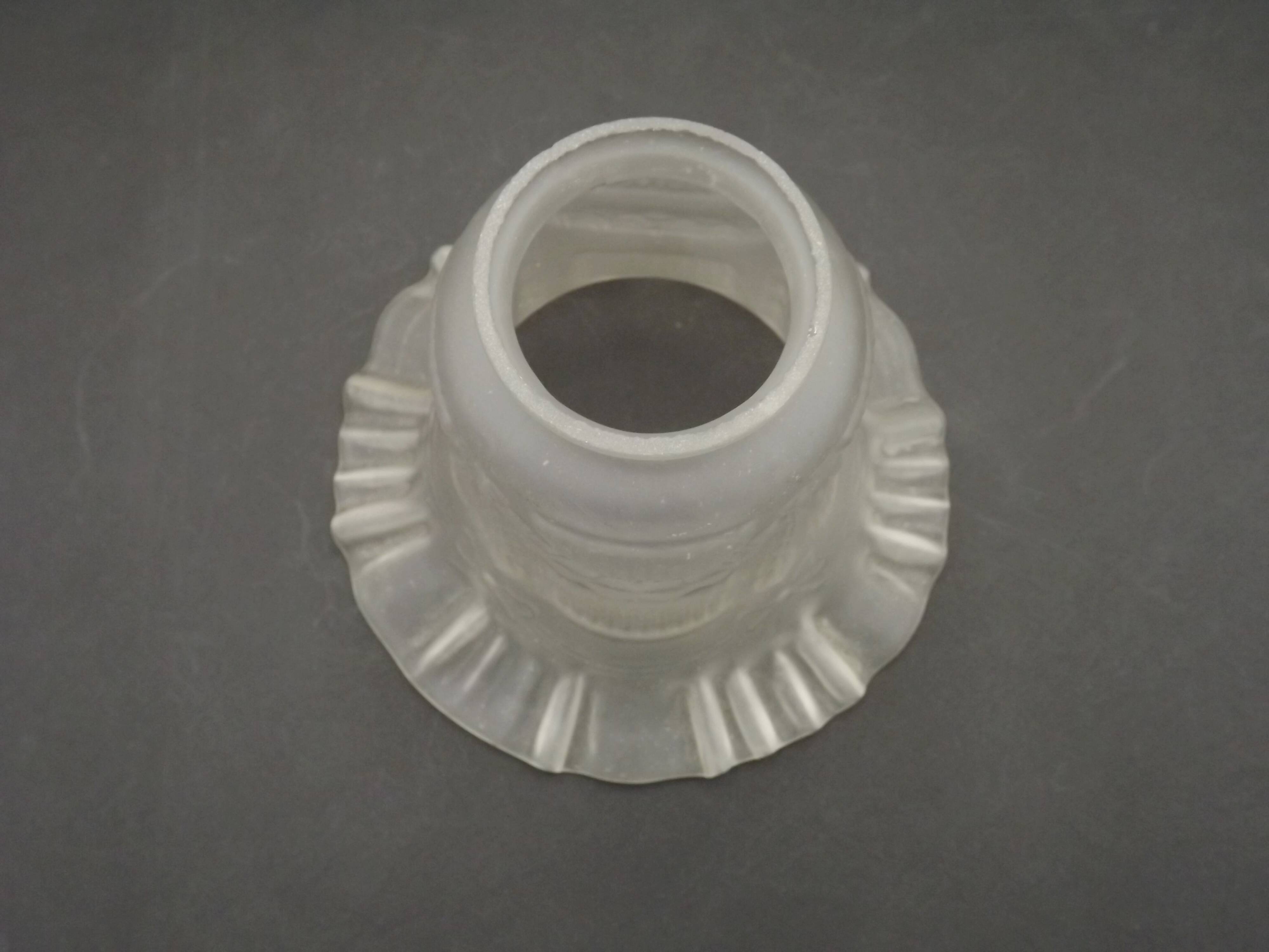 Abat-jour français vintage en verre blanc opaque avec bordure festonnée et détails festonnés 0181