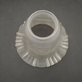 Abat-jour français vintage en verre blanc opaque avec bordure festonnée et détails festonnés 0181