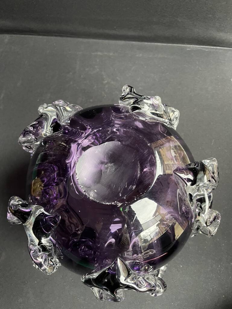 Gros vase boule à base plane en verre soufflé violet et blanc