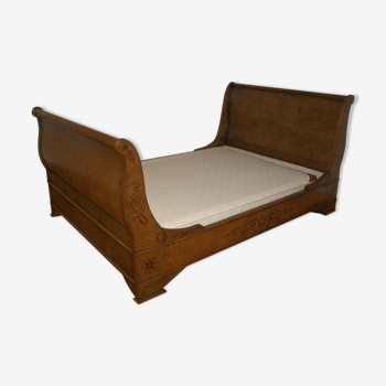 Bed in elm