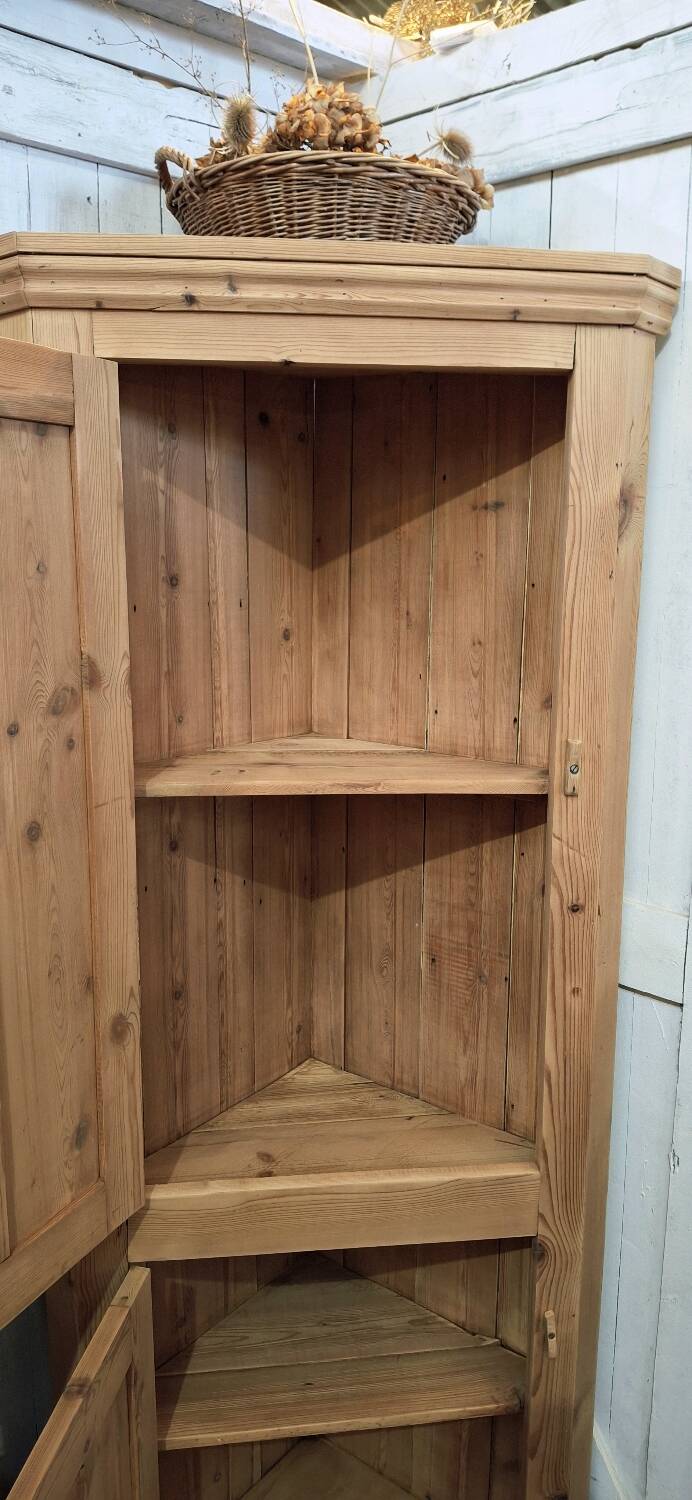 Armoire d'angle ancienne