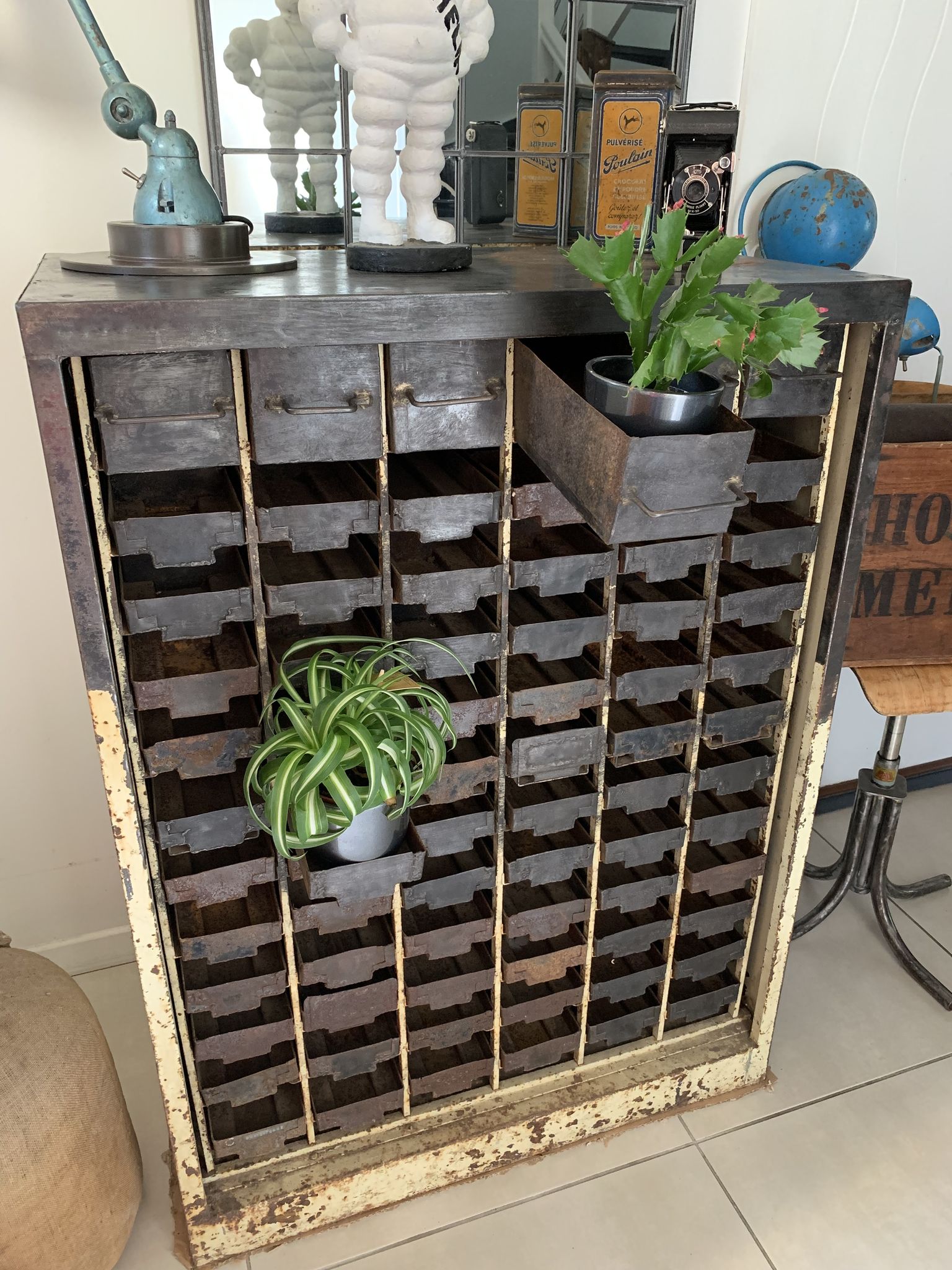 Industrial workshop furniture with metal drawers
