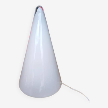 Une merveilleuse lampe de table sce, modèle teepee.