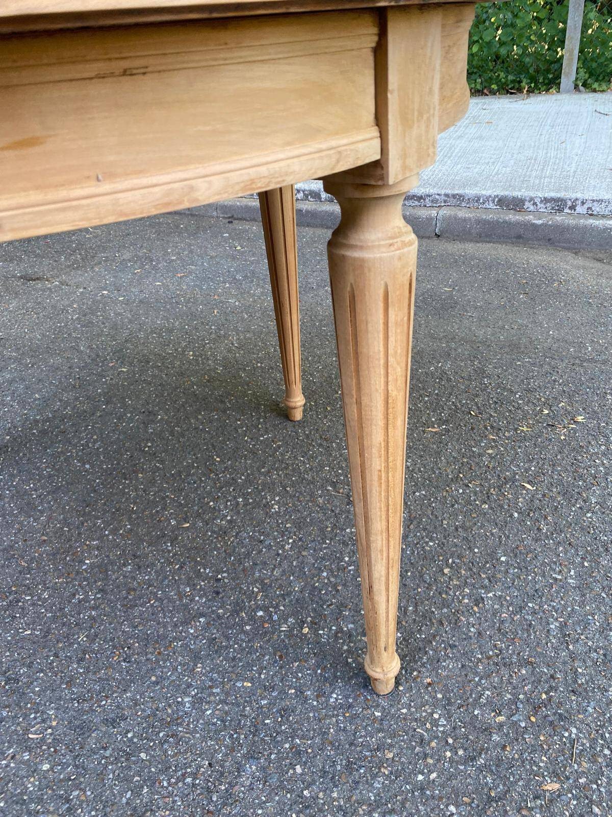 Extendable round table in renovated Louis XVI style, made of light wood, with 2 extensions.