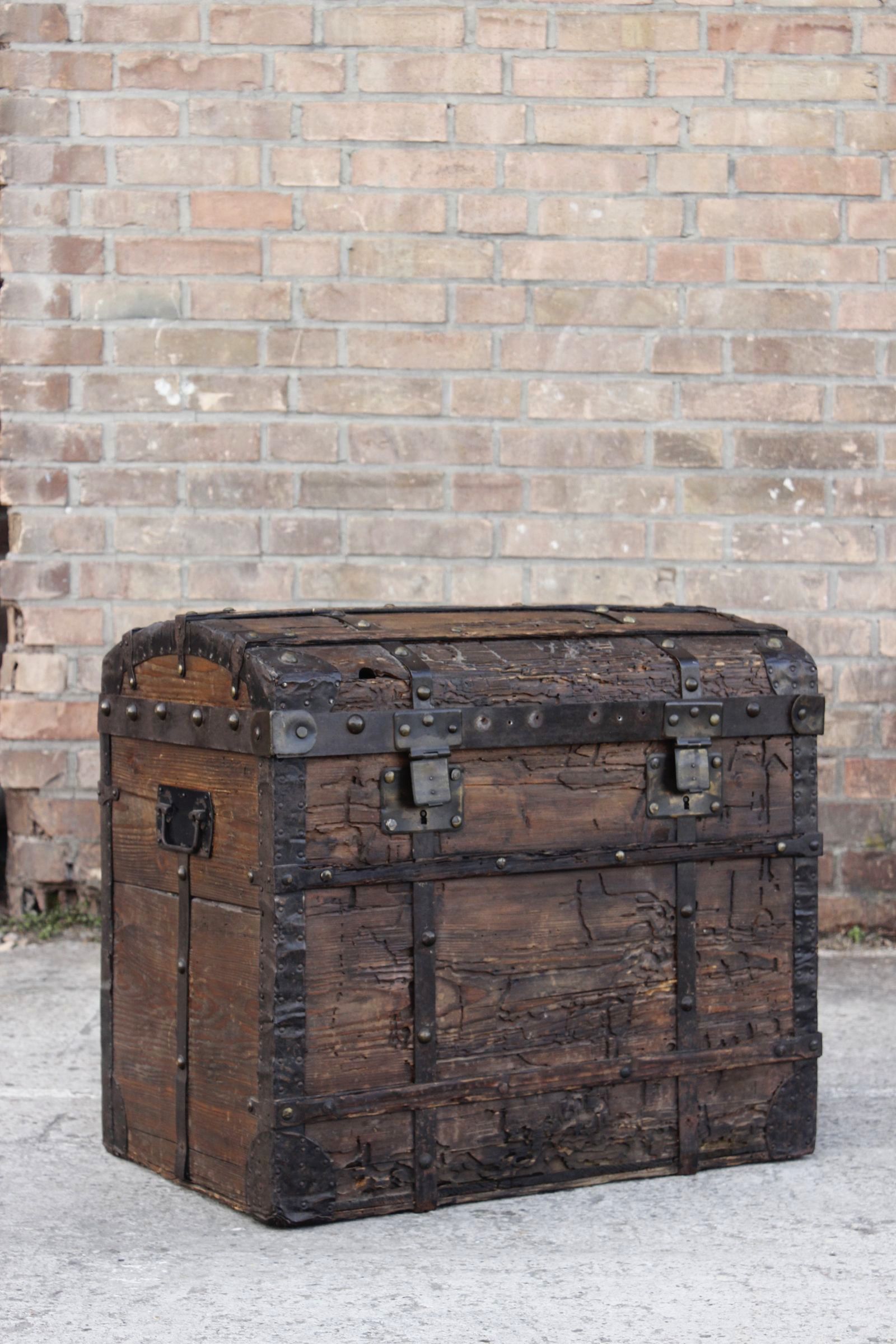 Chest or travel trunk in wood and wrought iron, 18th century