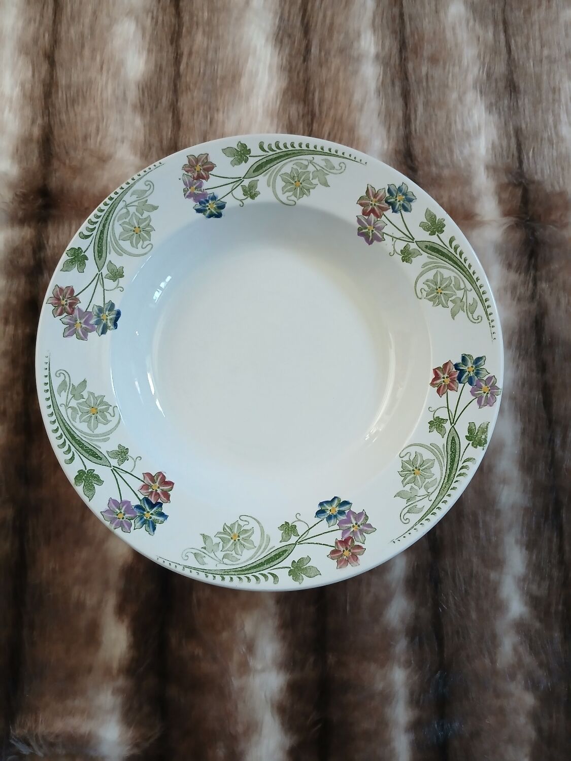 23 assiettes + plat anciens U&C Sarreguemines