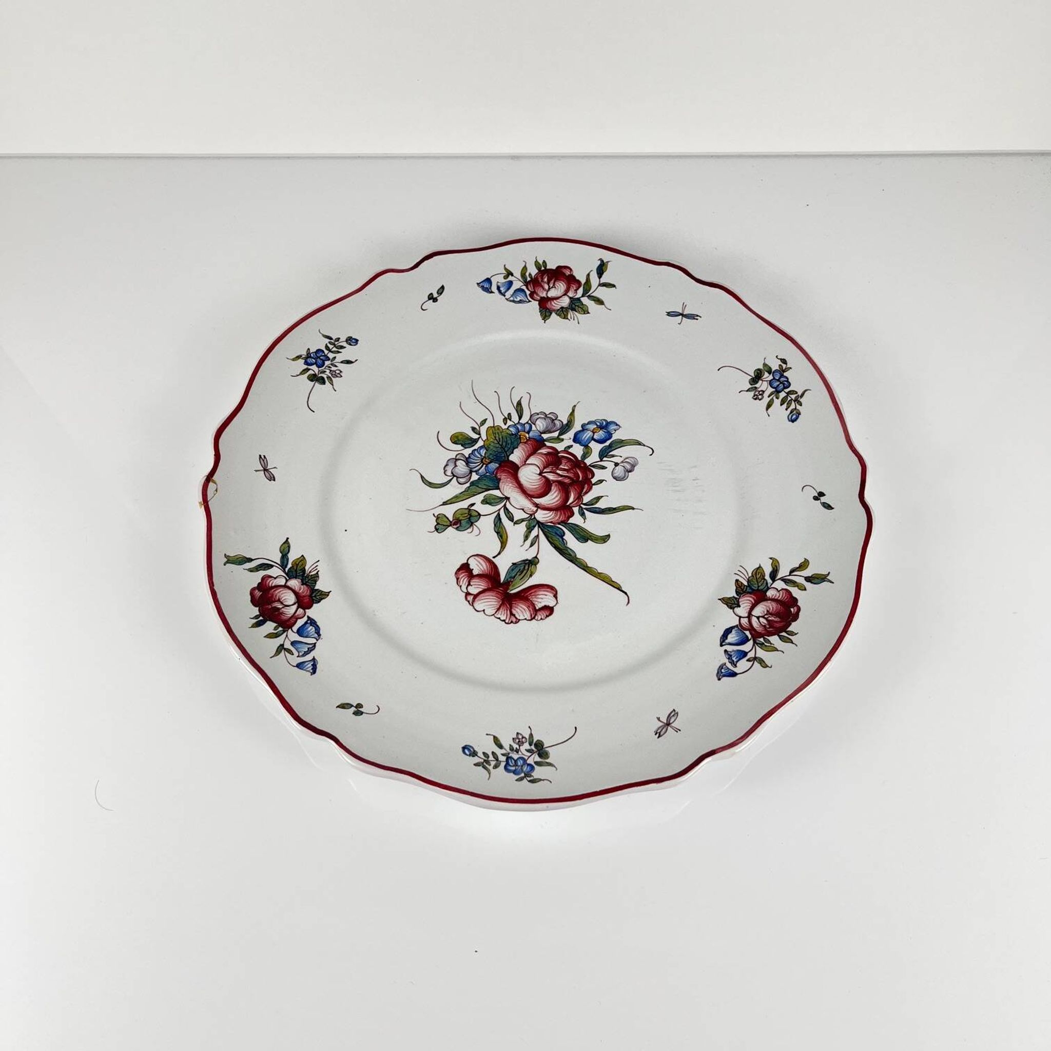 Plat à gateau peint à la main motif rose, vers 1960/70