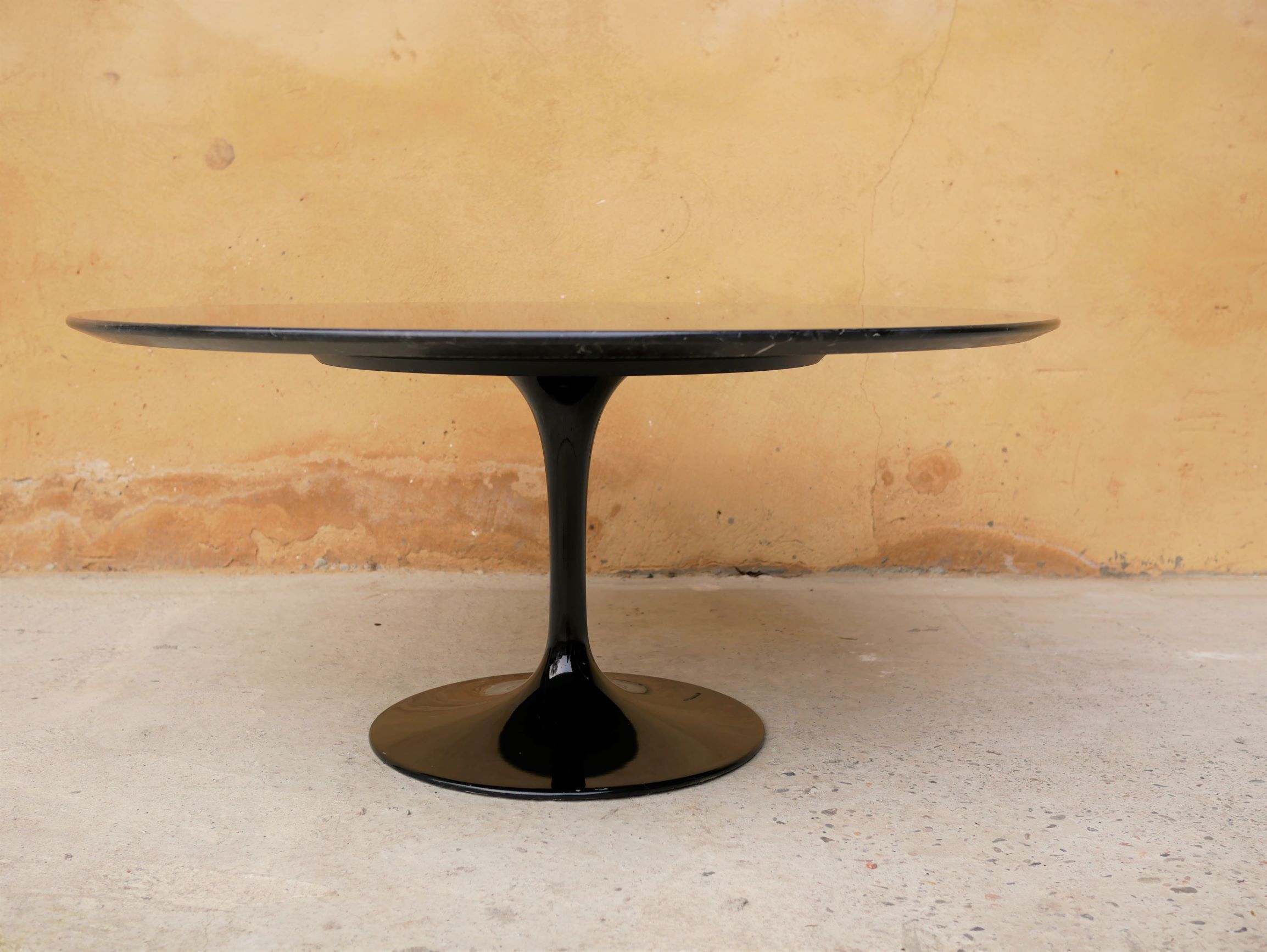 Table basse tulipe vintage en marbre noir