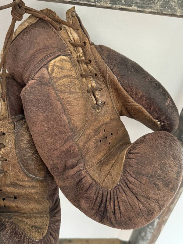 Ancienne paire de gants de boxe en cuir