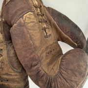 Ancienne paire de gants de boxe en cuir